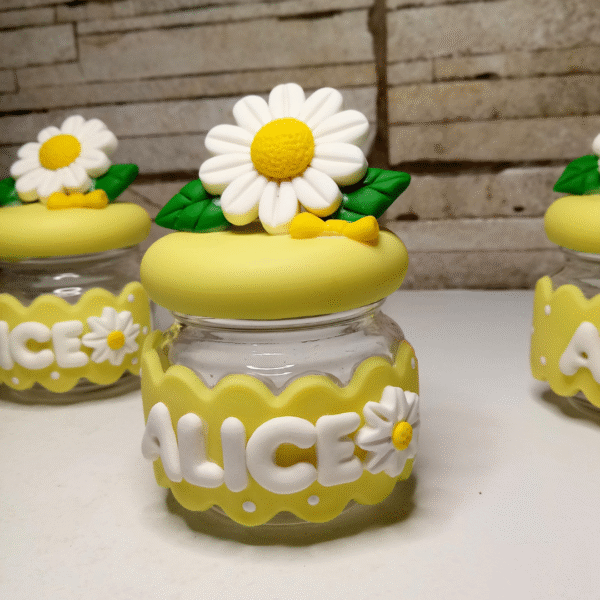 Kit com 5 potes de vidro para lembrancinhas de casamento, aniversário entre outras datas comemorativas decorados com biscuit